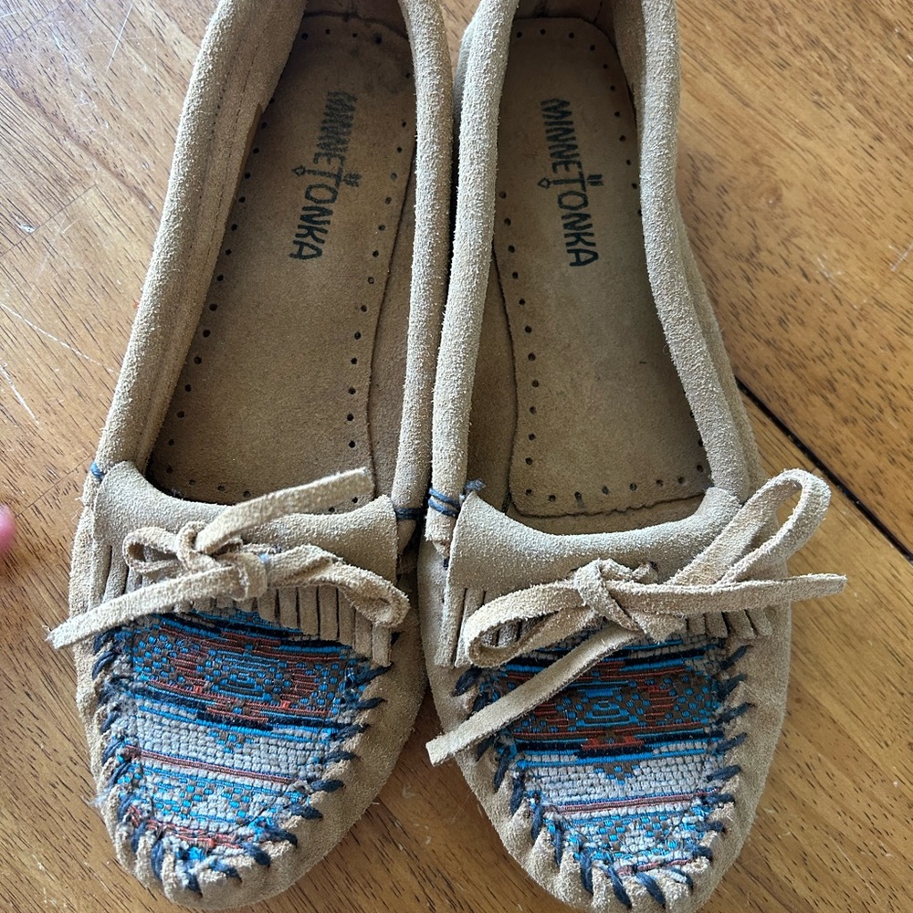 Minnetonka Women's Tan Moccasins with Blue Accents